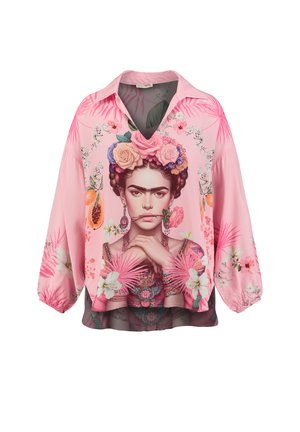 Blouse rose à manches longues avec des motifs floraux et un portrait détaillé d'une femme portant une couronne de fleurs et tenant une rose dans la bouche.
