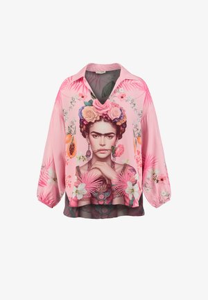 Blouse rose à manches longues avec des motifs floraux et un portrait détaillé d'une femme portant une couronne de fleurs et tenant une rose dans la bouche.