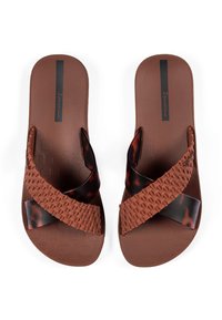 Braune Slipper-Sandalen mit einem strukturierten, gewebten Riemen und einem kontrastierenden Schildpattakzent. Solide braune Sohle mit einem gemusterten Design.