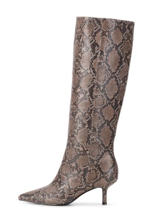 Bottes jusqu'au genou à bout pointu au motif serpent, présentant une finition texturée marron et gris avec une couture décorative et un talon fin.