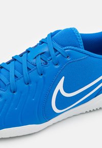 Nike Performance TIEMPO LEGEND 10 CLUB - Innendørsfotballsko - signal blue/white