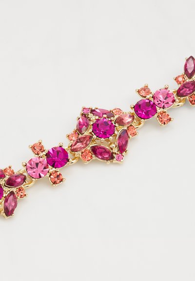 Bracciale in tono oro decorato con vari pietre in vetro tagliato rosa e magenta; design intricato che presenta forme rotonde, ovali e marquise.