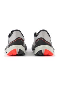 Graue und schwarze Sportschuhe mit einem Mesh-Obermaterial, kontrastierenden orangen Akzenten und einer strukturierten Gummisohle. Die Rückansicht zeigt das Design der Ferse.