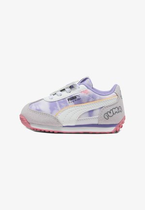 Fioletowe i białe sneakersy z zamszowym czubkiem, teksturowanym syntetycznym cholewką i różową gumową podeszwą z logo PUMA na boku.