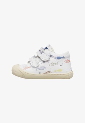 Bílá dětská bota s gumovou podrážkou a dvěma suchými zipy, zdobená vícebarevnými rybičkami a malými bublinovými motivy.