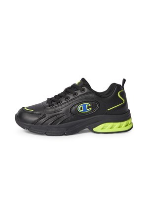 Scarpa sportiva nera con dettagli verde lime, design con lacci e logo blu e giallo sul lato su sfondo bianco.