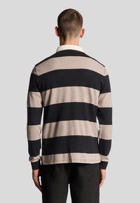 Langärmliges Polohemd mit horizontalen schwarzen und beigen Streifen, einem weißen Kragen und strukturiertem Stoff. Die Rückseite zeigt eine glatte Oberfläche.