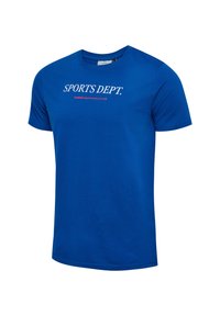 Blauwe katoenen T-shirt met ronde hals, korte mouwen en een voorkantprint die "SPORTS DEPT." in het wit zegt, met een rode accent eronder.