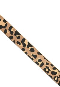 Nastro a stampa leopardo, con uno sfondo beige e macchie nere, texture tessuta e bordi rifiniti. La larghezza è uniforme in tutto il nastro.