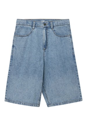 Jasnoniebieskie dżinsowe szorty do kolan z przodu na guzik, z zamkiem błyskawicznym, szlufkami na pasek i kieszeniami na białym tle.