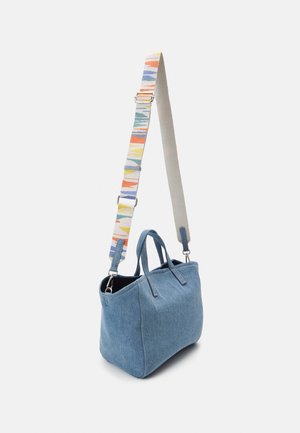 Blauwe stoffen handtas met twee korte handvatten en een afneembare lange schouderriem met een kleurrijk abstract patroon.