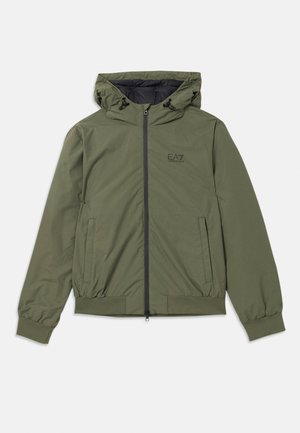 Õlivarjuline kerge jope kapuutsiga, lukuga ees, elastsete varrukaotstega, küljetaskudega ja väike EA7 logo rinnal.