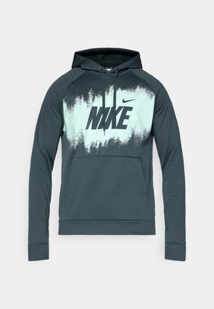 Hoodie verde escuro com um bolso canguru, apresentando um fundo em gradiente menta e um grande logótipo preto "NIKE" na parte da frente.