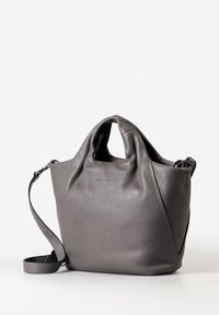 Graue, strukturierte Lederhandtasche mit kurzen Griffen und einem verstellbaren Schulterriemen auf einem weißen Hintergrund.