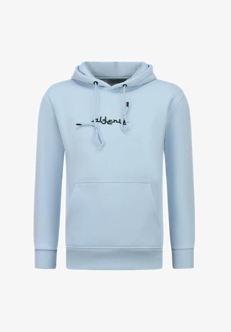 Lichtblauwe hoodie met een buidelzak aan de voorkant, trekkoorden en zwarte grafische tekst over de borst. Voorzien van geribde boorden en een gladde textuur.