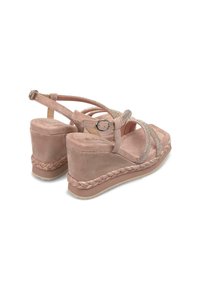 Sandali con zeppa in suede rosa, con cinturini incrociati e dettagli metallici. Dettaglio in juta intrecciata alla base.