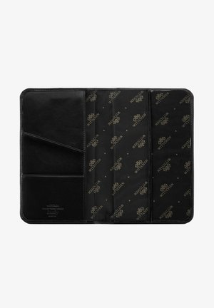 Portafoglio organizer in pelle nera con multiple fessure per carte, esterno liscio e interno caratterizzato da un motivo ripetuto con il logo dorato WITTCHEN.