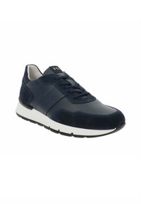 Zapatilla de deporte azul marino que combina cuero liso y ante, diseño con cordones, mediasuela blanca y suela de goma negra. Detalle del logo en dorado.