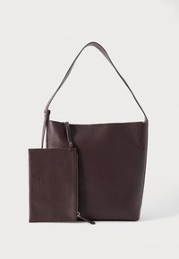 Geantă tote din piele mov cu finisaj texturat, prevăzută cu o curea lată și un buzunar cu fermoar detașabil, cu textură și culoare asortate.