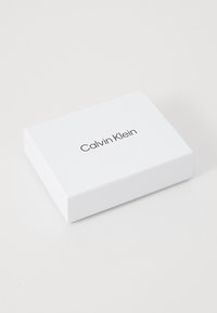 Calvin Klein MUST ZIP FLAP  - Lommebok - black mono