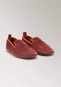 Scarpe slip-on bordeaux realizzate in materiale morbido, con una texture liscia, design a punta e accenti arancioni attorno all'apertura.