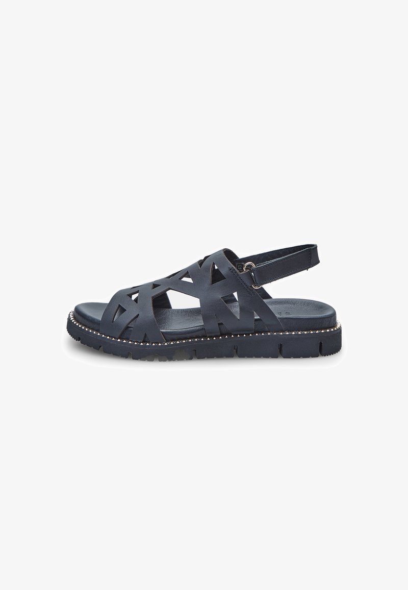 Sandal in pelle nera, design open-toe con motivo ritagliato, cinturino regolabile, suola testurizzata e rifinitura metallica decorativa lungo il bordo.