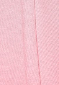 Ljust rosa stickad tyg med en fin räfflad struktur, med vertikala linjer som går längs ytan. Inga ytterligare mönster eller accentueringar.