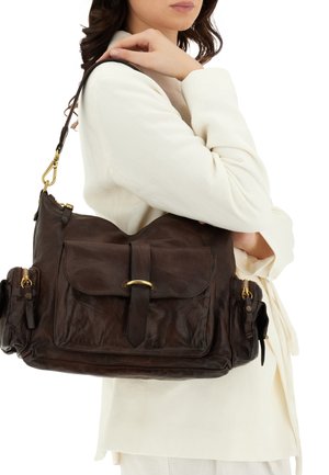 Borsa a tracolla in pelle marrone con finitura texturizzata, dotata di tasca frontale a pattina, dettagli in oro e tracolla removibile per versatilità.
