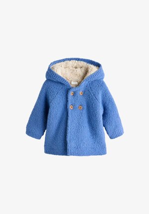 Modrá fleece mikina s jemným béžovým podšívkou, vybavená dvoma drevenými gombíkmi a voľným strihom. Textúrovaný exteriér a teplý dizajn kapucne.