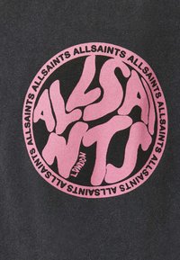 Czarna tkanina z dużą okrągłą grafiką w kolorze różowym, przedstawiająca nazwę marki "ALLSAINTS" w pogrubionej, stylizowanej czcionce.