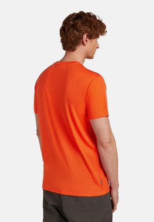 Korte mouw t-shirt voor heren in feloranje. Lichtgewicht, gemeleerd stof met een ronde hals en een ontspannen pasvorm. Geen opvallende accenten of patronen.