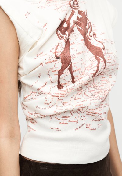 Λευκό κοντομάνικο τοπ με σχεδιασμό χάρτη σε κόκκινο χρώμα, με υφασμάτινη υφή και εφαρμοστή σιλουέτα, που αναδεικνύει γεωγραφικά ονόματα και λεπτομέρειες.