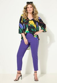 MIAMODA WITH PRINT - Pantalon classique - purple