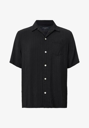 Czarna koszula z krótkim rękawem, w pionowe paski, z zapięciem na guziki z przodu, pojedynczą kieszonką na klatce piersiowej oraz lekko teksturowanym materiałem.
