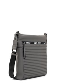 Borsa a tracolla grigia con righe orizzontali, tracolla nera regolabile e zip frontale con testo "SURI FREY" sul bordo.