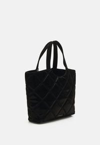 Sac fourre-tout noir matelassé avec deux poignées et une petite étiquette de marque rectangulaire au centre en bas sur le devant.