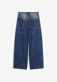 Široke traperice tamnoplave boje, s dva stražnja džepa, suptilnim izbljeđivanjem i brendiranim pinaagišcem blizu struka.