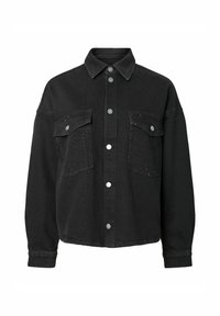 Veste en jean noire à manches longues, fermeture à boutons sur le devant, deux poches poitrine à rabat avec boutons métalliques, et discrètes ornements à clous sur les poches.