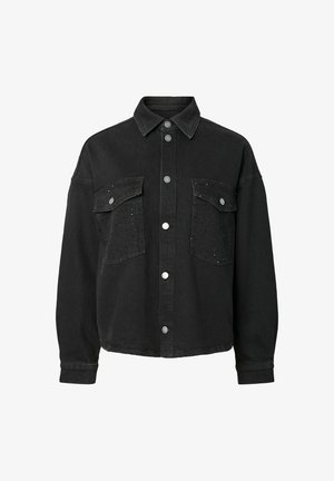 Svart denimjakke med lange ermer, knappelukking foran, to brystlommer med klaff og metallknapper, og diskrete naglepynt på lommene.