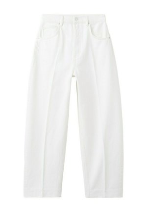 Vaqueros blancos de tiro alto con pierna recta, bolsillos delanteros, trabillas para cinturón y cierre de botón.