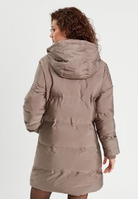 Pufferjack in lichtbruin, met een capuchon, geribbelde manchetten en een cinched taille met horizontaal gestikte secties. Gladde textuur.