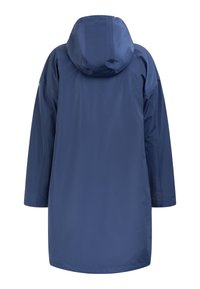 Jachetă impermeabilă de culoare bleu marin, cu glugă, mâneci lungi și croi drept. Textură netedă și fără elemente de fixare sau embellishments vizibile.