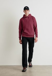 GANT EMBOSSED - Jersey con capucha - wine red