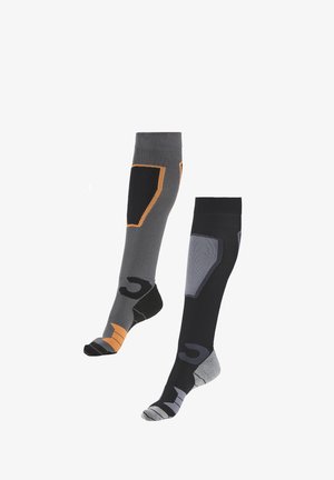 Grau- und schwarze Kompressionsstrümpfe mit orangefarbenen und grauen Akzenten. Verfügt über eine verstärkte Zehenpartie, ein gemustertes Design und eine knielange Länge.