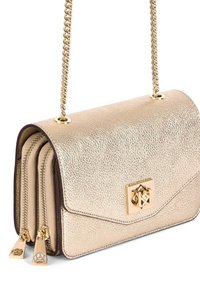 Zlatá kožená kabelka s texturou, s řetízkovým popruhem, obdélníkového tvaru, se zipovými přihrádkami a dekorativním kovovým uzávěrem.