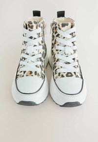 Wysokie sneakersy z wierzchem z trwalszego materiału w leopardzi wzór, białymi sznurówkami i gumową podeszwą. Posiadają wyściełany kołnierz oraz suwak po boku.