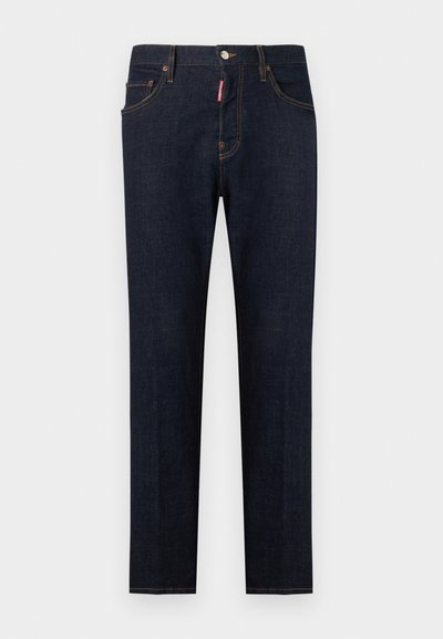 Jean denim bleu foncé à jambes droites avec cinq poches, fermeture par bouton et coutures orange visibles.
