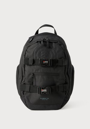 Mochila negra hecha de tela durable, con cremalleras, hebillas laterales y un logotipo prominente. Textura suave con múltiples compartimentos.