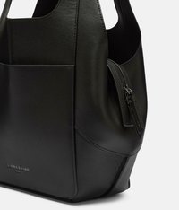 Czarna skórzana torebka o gładkiej fakturze, z przednią kieszenią i zamykaną na zamek kieszenią boczną. Minimalistyczny design z przeszytymi detalami.