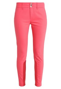 Vaaleanpunaiset räätälöidyt housut, joissa on sileä pinta, kahdella etupainikkeella, sivuihin lisäyksillä ja tiukalla siluetilla.